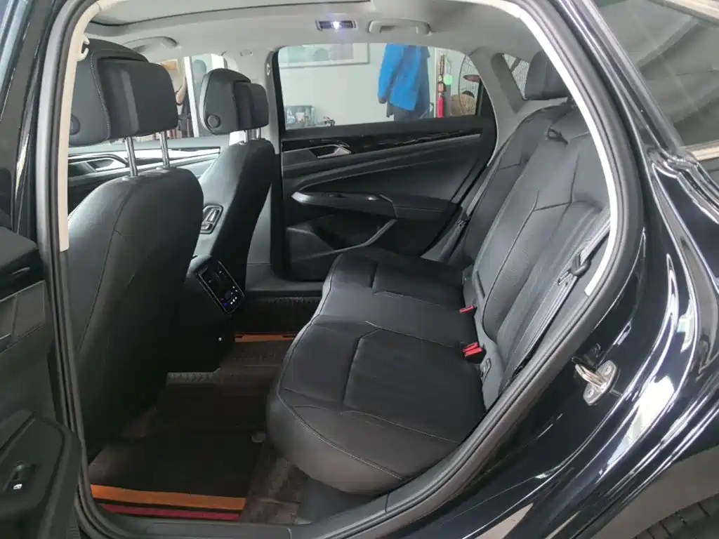 صورة 17 - Volkswagen Passat