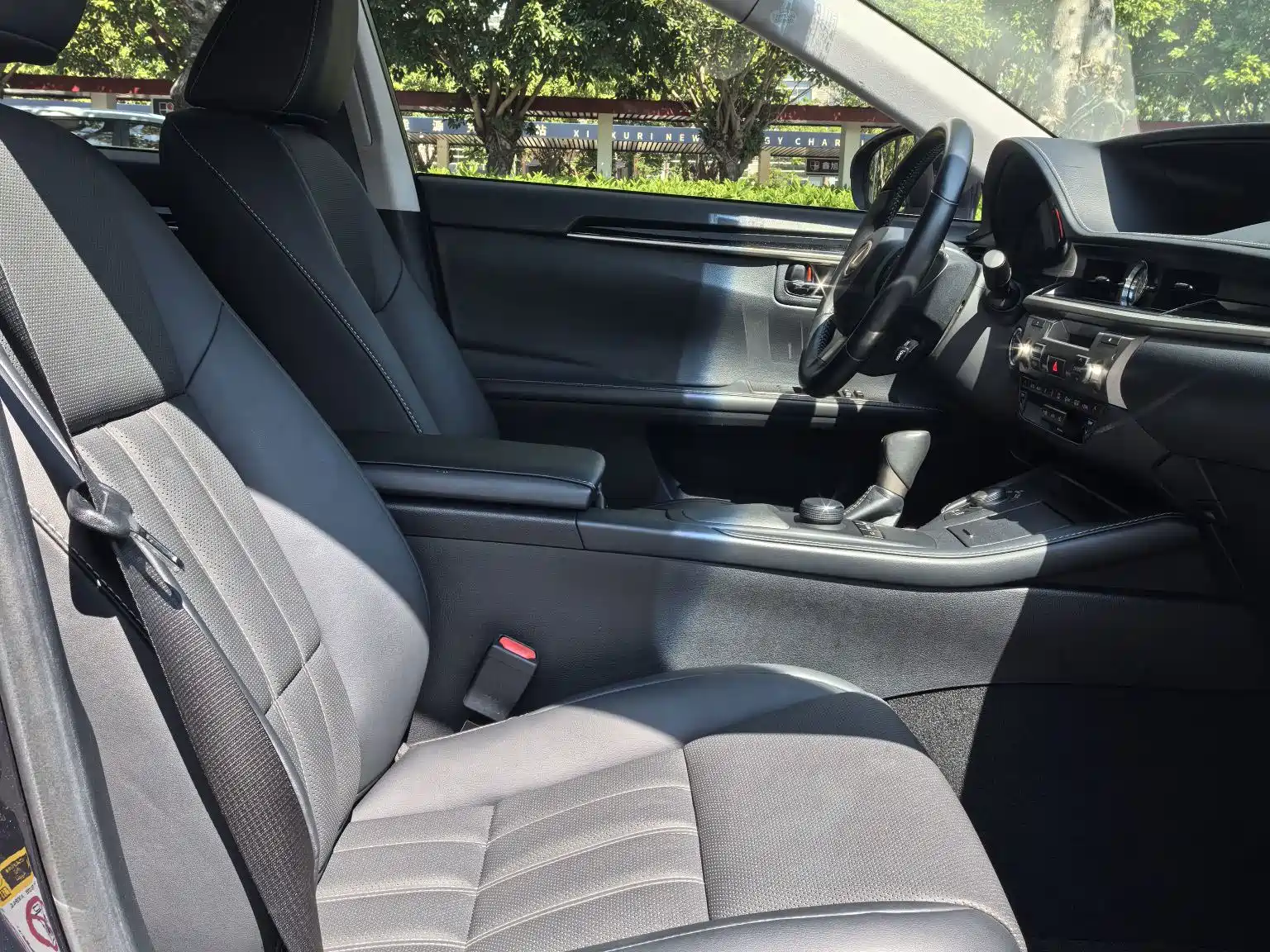 Photo 10 - Lexus ES