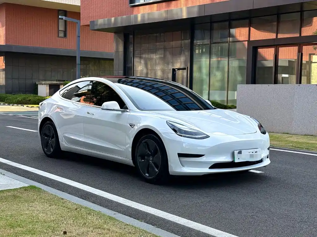 Фото 4 - Tesla Model 3