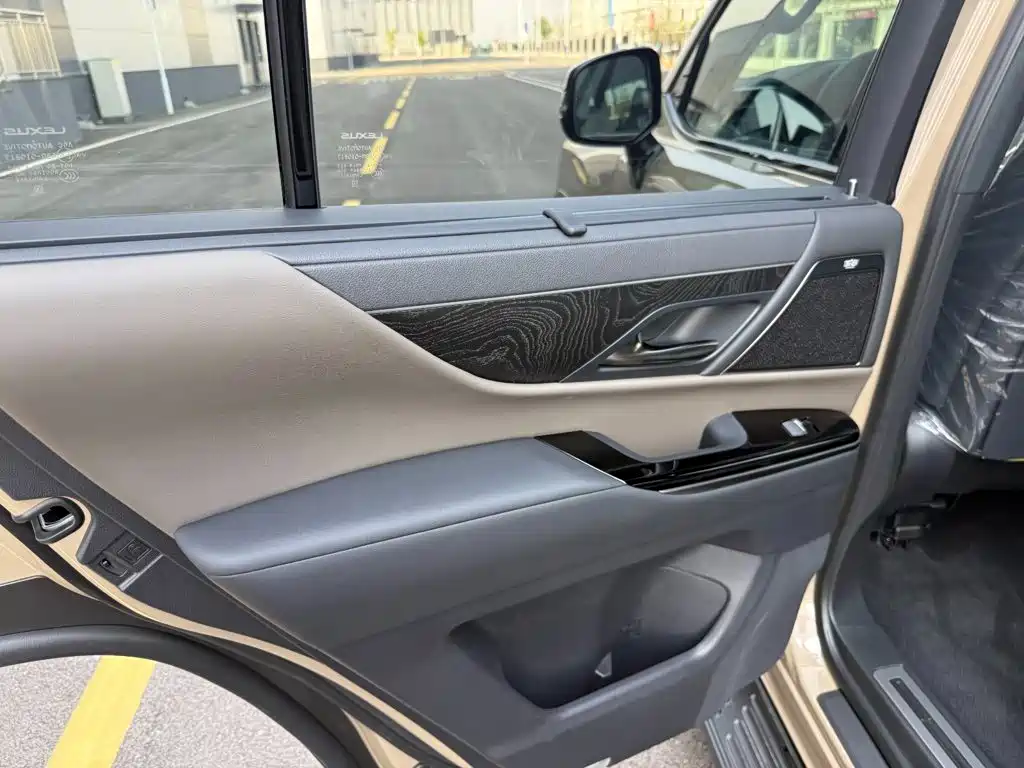 Фото 34 - Lexus LX
