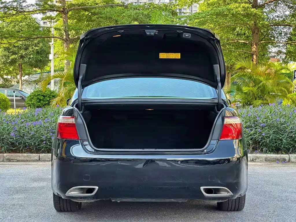 Фото 25 - Lexus LS