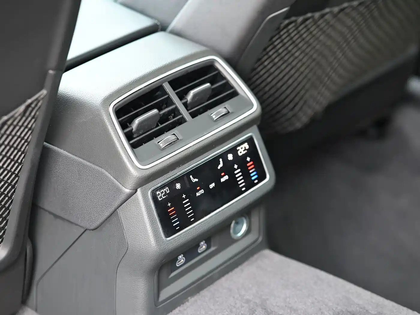 Фото 16 - Audi A6L