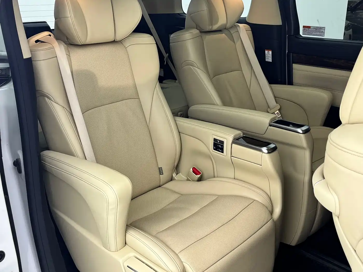 Toyota Alphard 2019 Hybrid 2.5L Luxury фото 11
