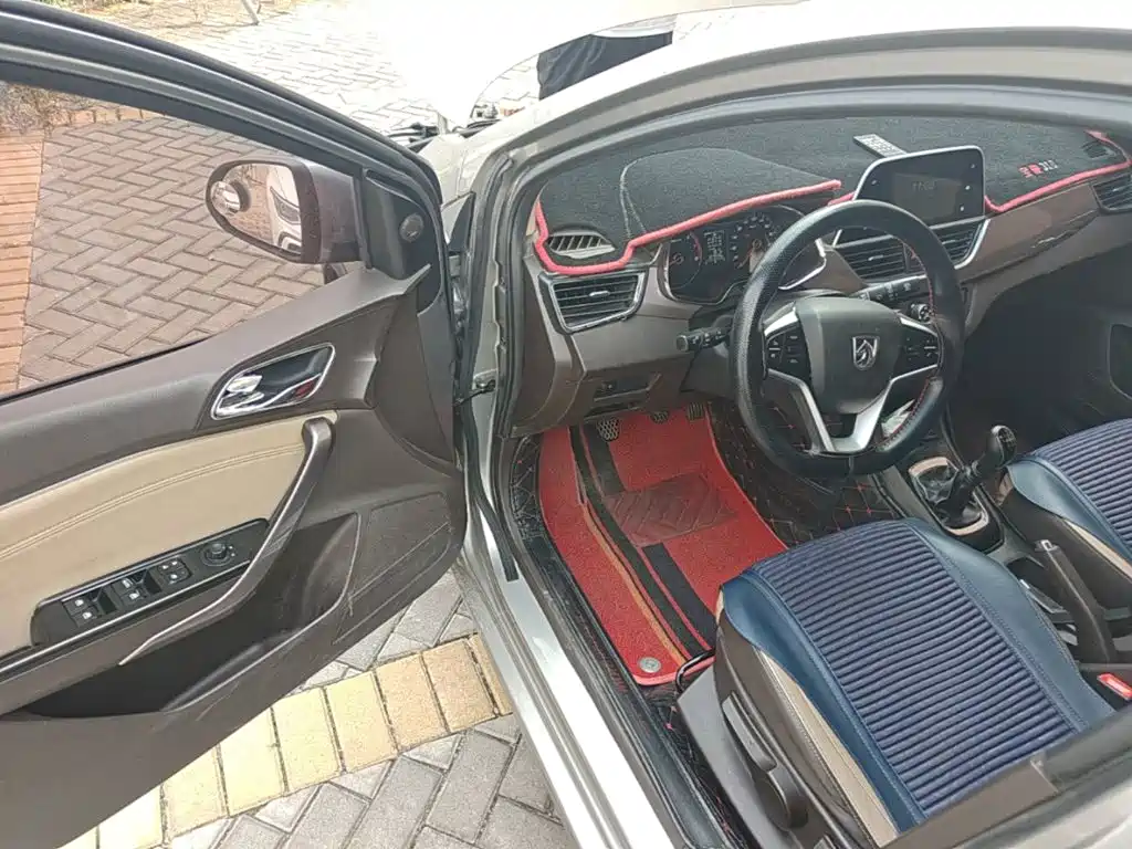 Baojun 310W 2018 2017 1.5L Manual Fashion Edition (China V)