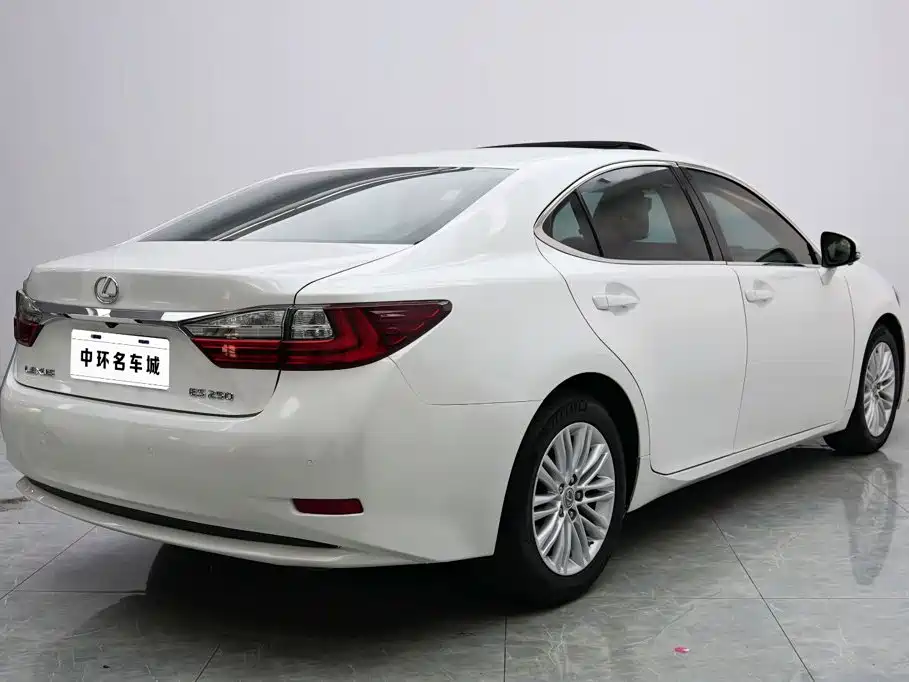 Фото 19 - Lexus ES