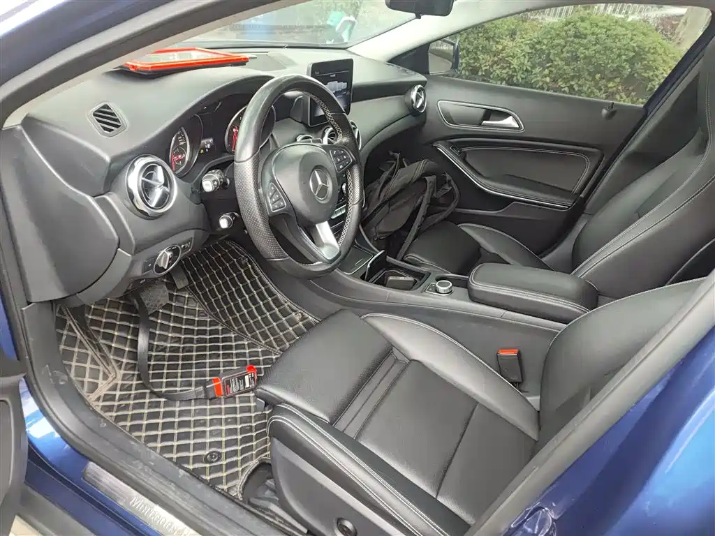 Mercedes-Benz GLA 2018 GLA 200 Dynamic фото 13