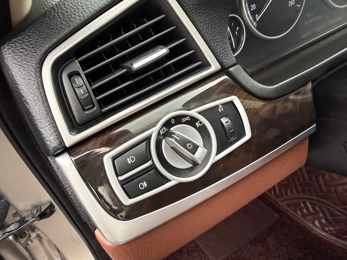 BMW 5 Series 2014 525Li Leading фото 22