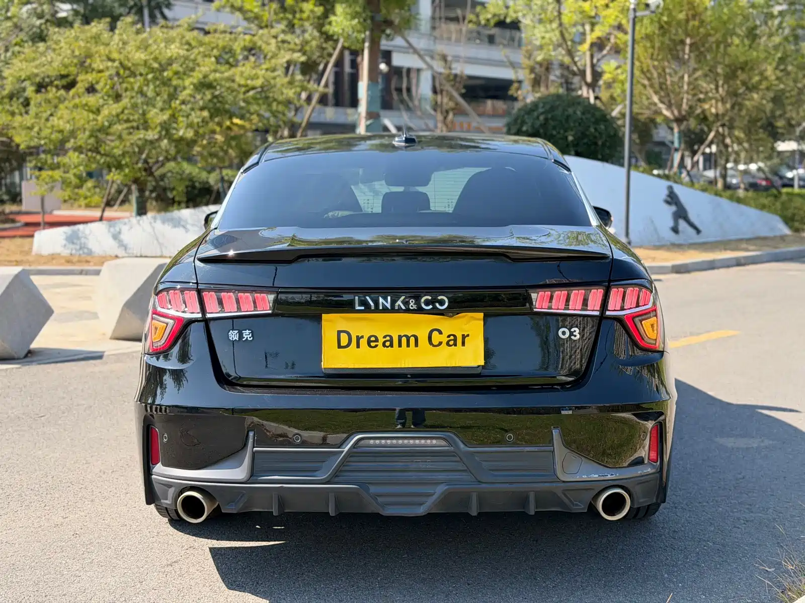 Фото 2 - Lynk & Co 03