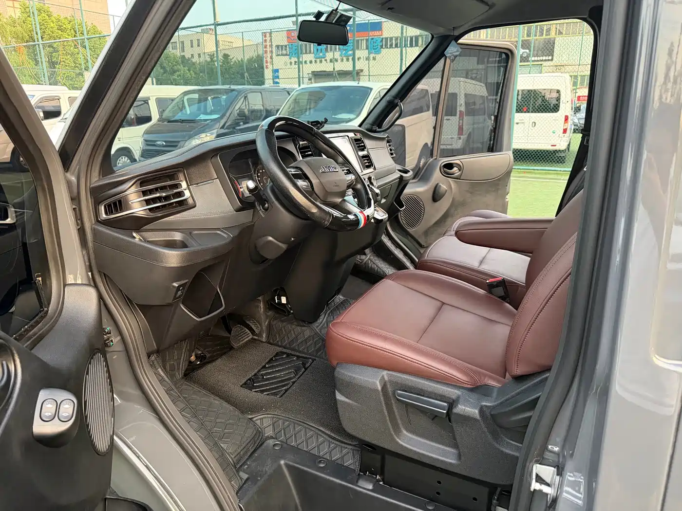 Jiangling JMC Fushun 2024 2025 Model 2.0T 8AT Diesel Short Wheelbase Low Roof Commercial MPV 5/6 Seats Dual-opening Tailgate