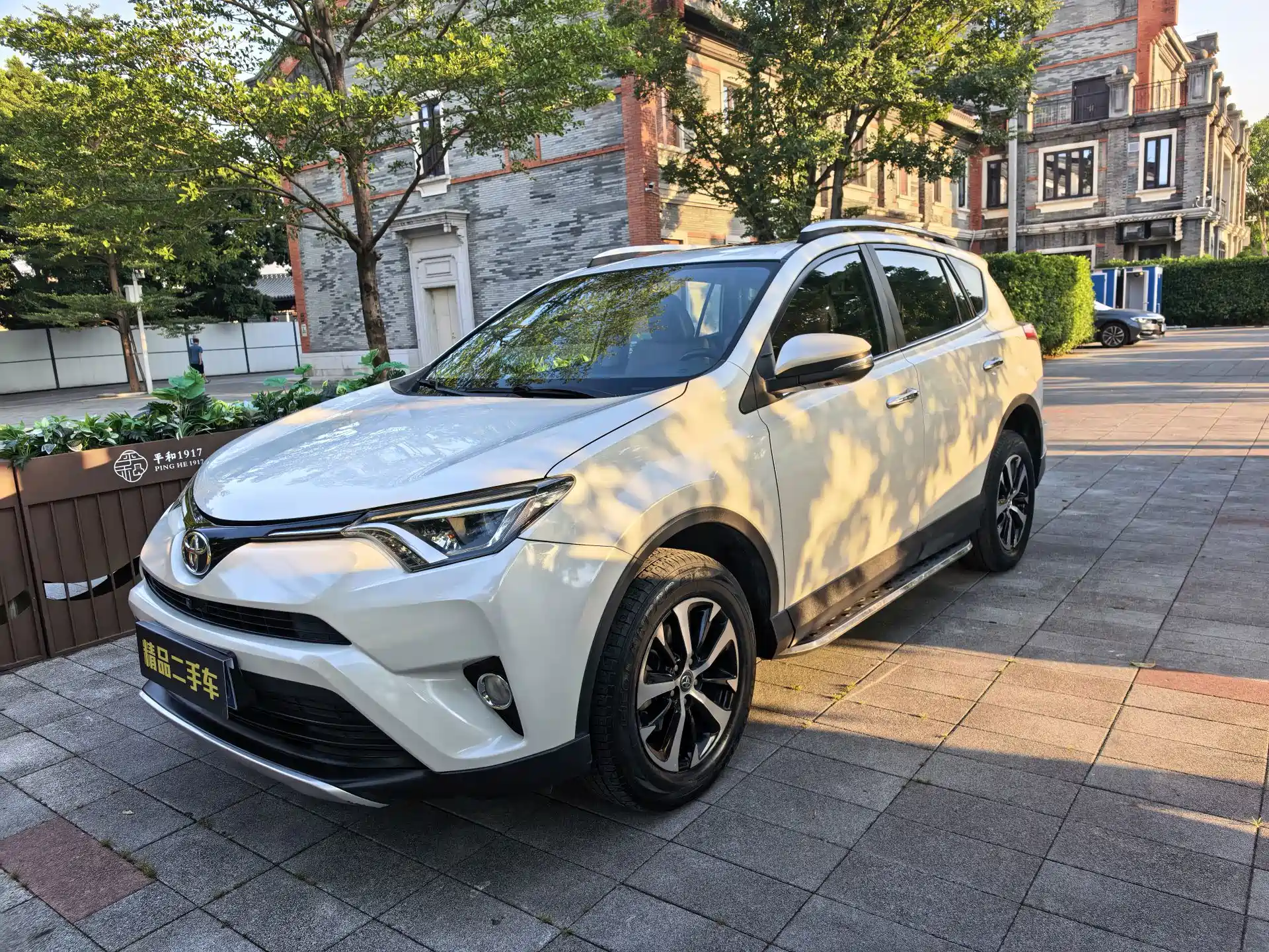 Photo 2 - Toyota RAV4