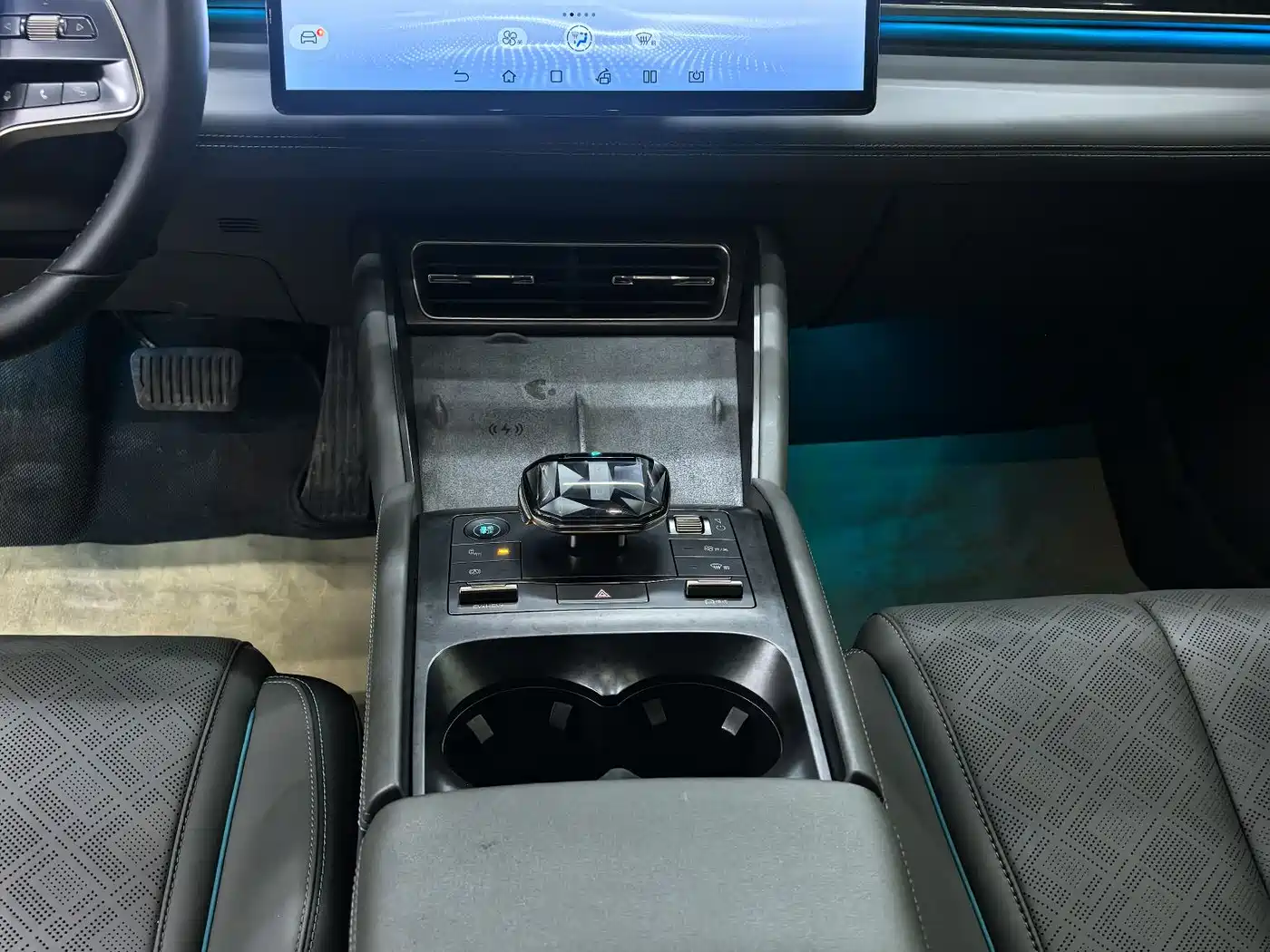 BYD Qin L 2024 DM-i 120KM Excellence Model фото 12
