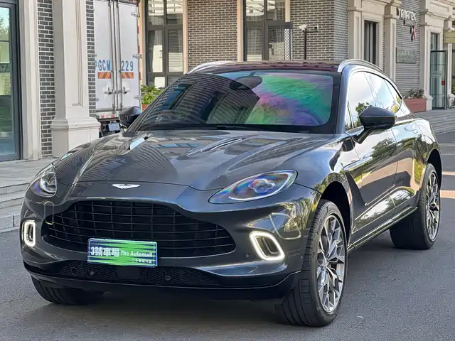 aston-martin dbx
