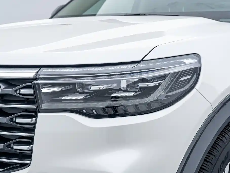 Photo 12 - Ford Explorer