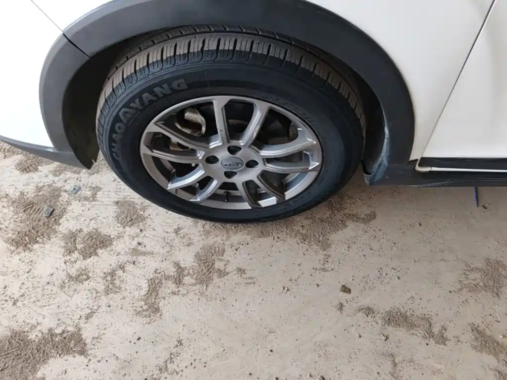 Фото 23 - Geely Vision X3
