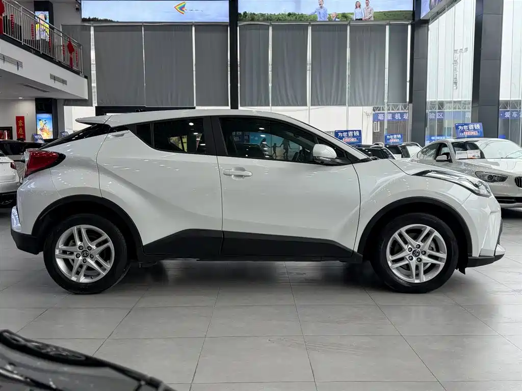 Toyota C-HR 2021 2.0L Comfort Edition фото 9