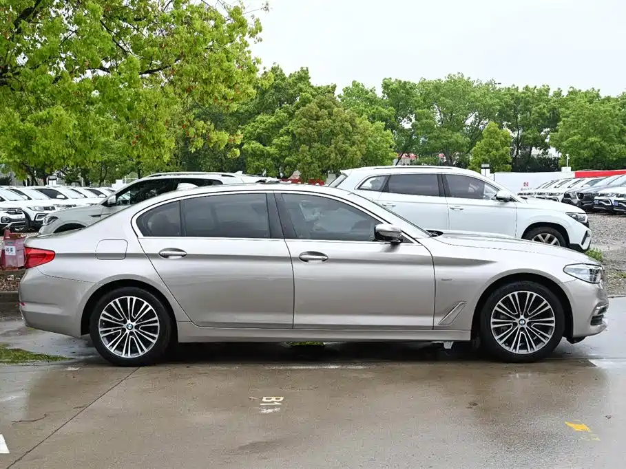 BMW 5 SERIES
