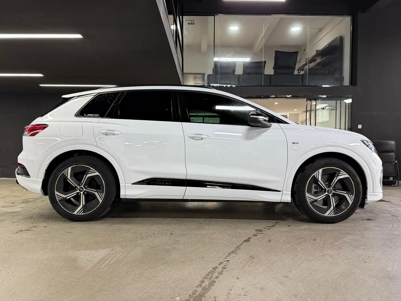 Photo 10 - Audi Q4 e-tron