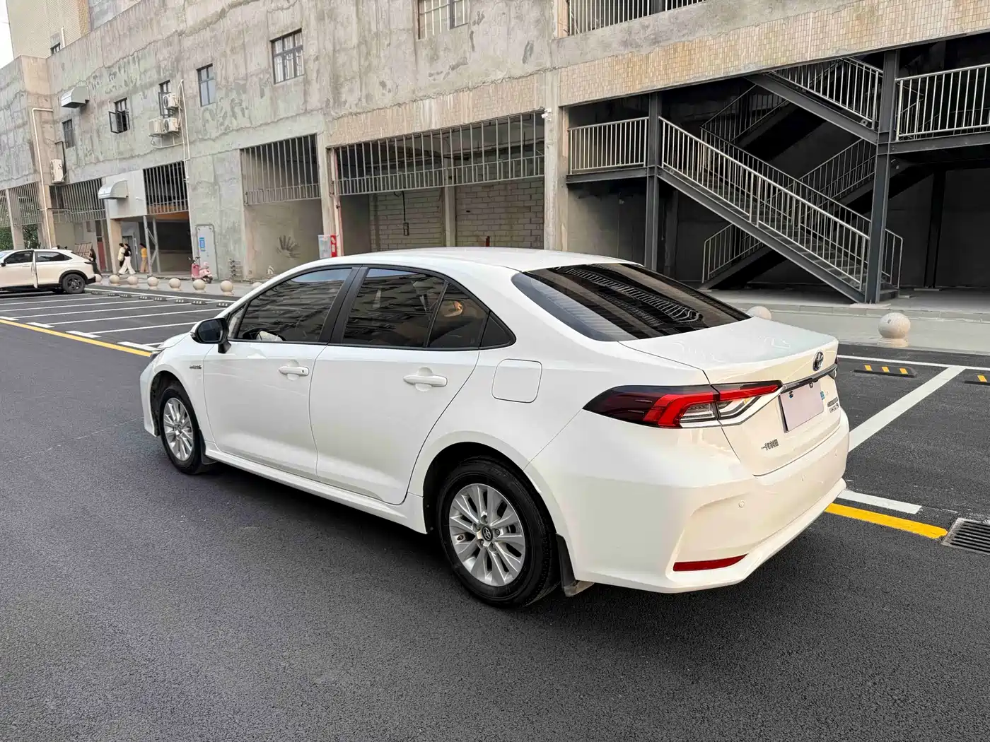 Toyota Corolla 2022 Hybrid 1.8L E-CVT Pioneer Edition фото 7