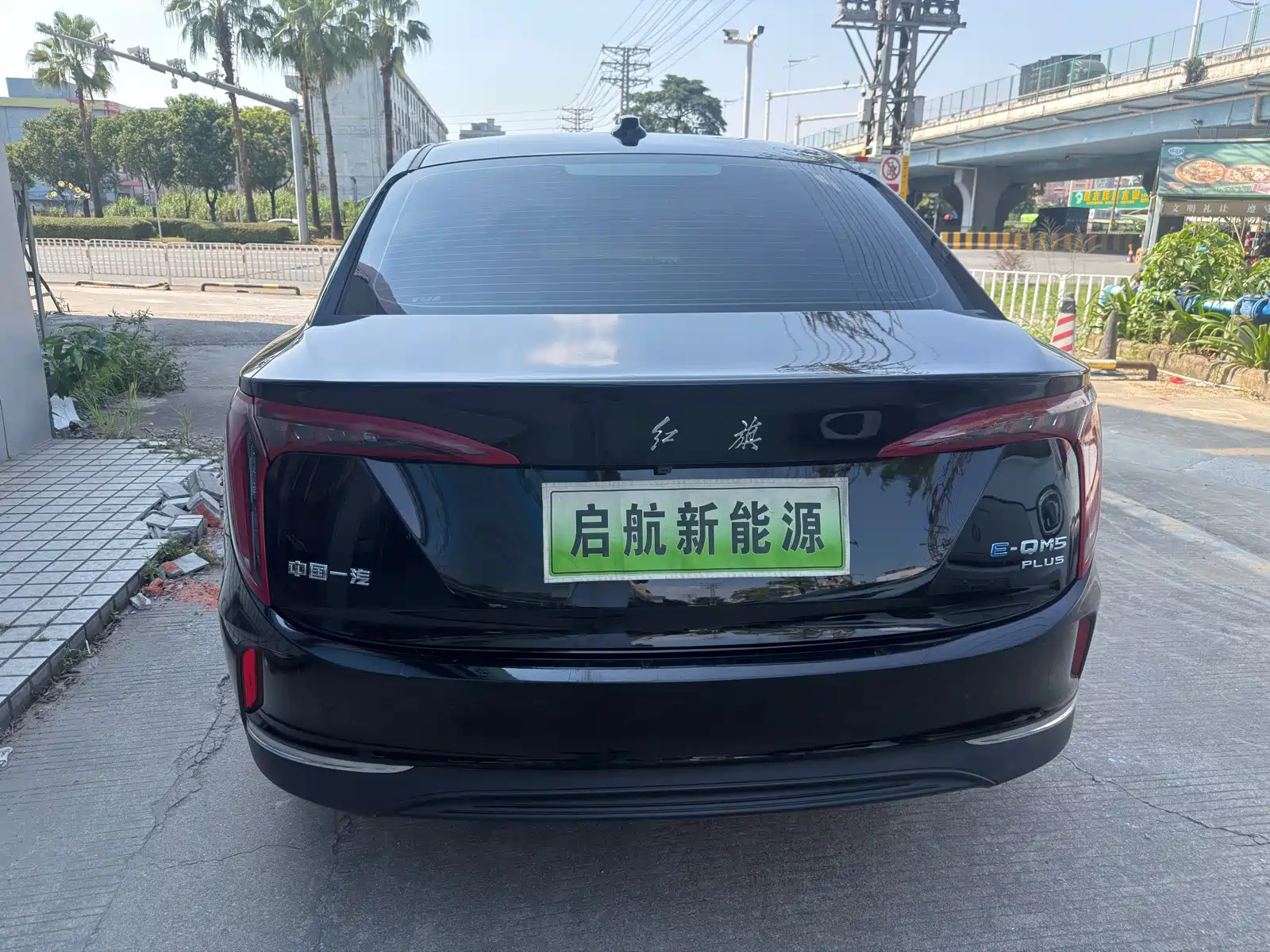 Photo 10 - Hongqi E-QM5