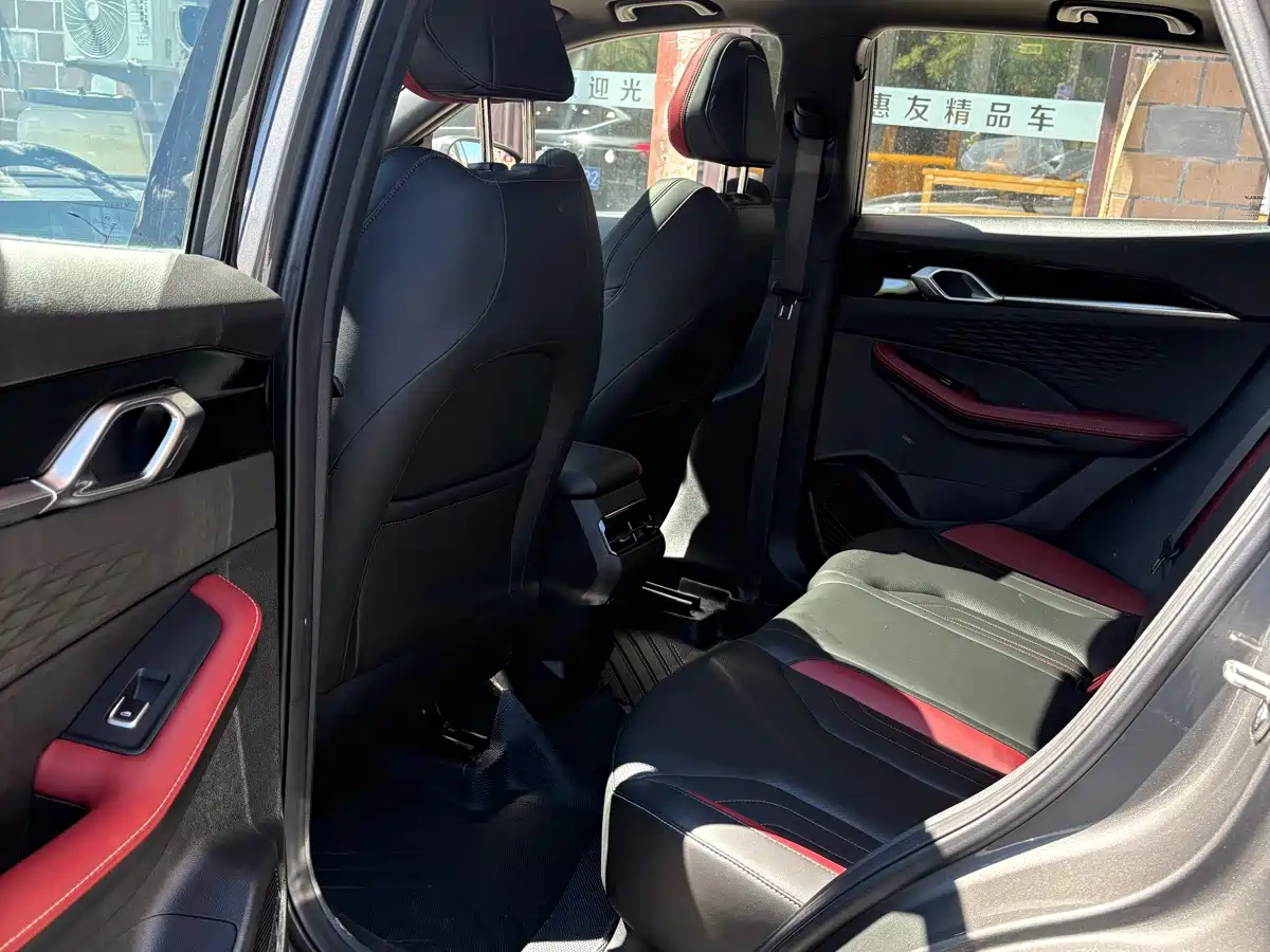 Фото 8 - Geely Binyue