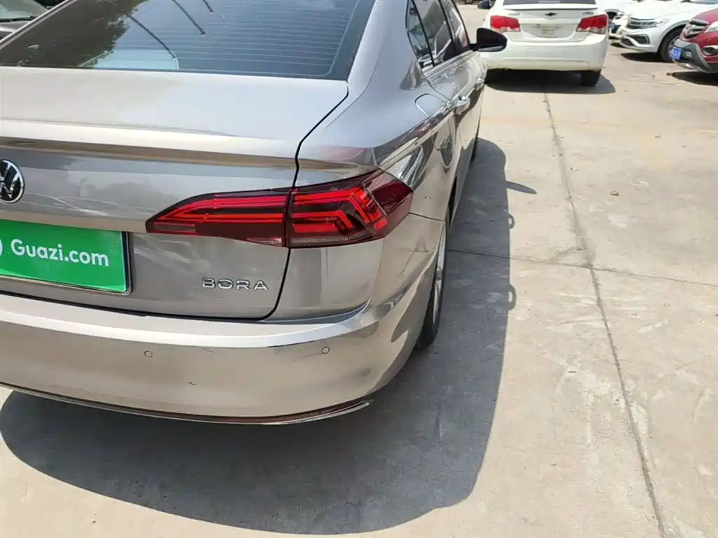 VOLKSWAGEN BORA