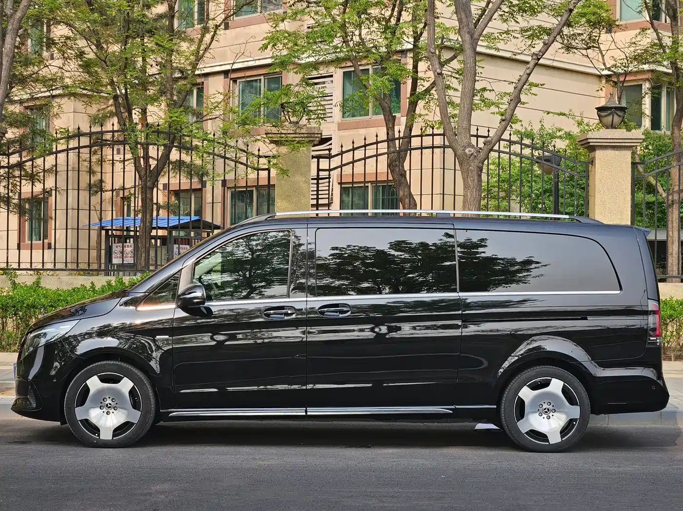 Mercedes-Benz V-Class 2024 V 300 L Long Wheelbase Luxury Edition фото 2