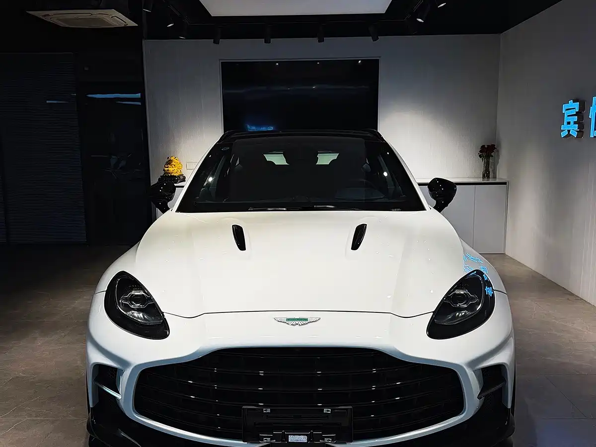Фото 2 - Aston Martin DBX