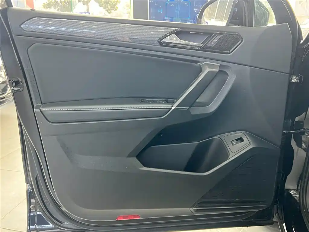 Volkswagen Tiguan L 2021 330TSI Automatic 2WD R-Line Premium фото 13