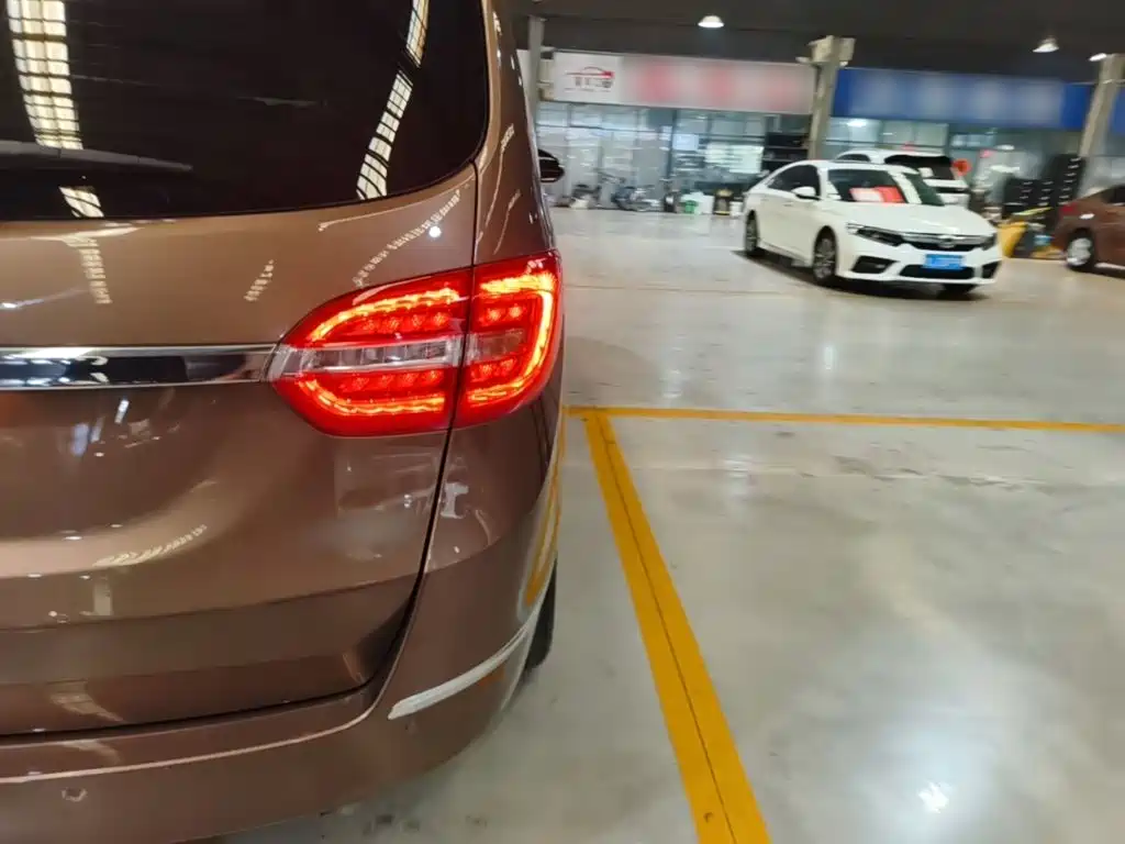 Фото 8 - Buick GL8