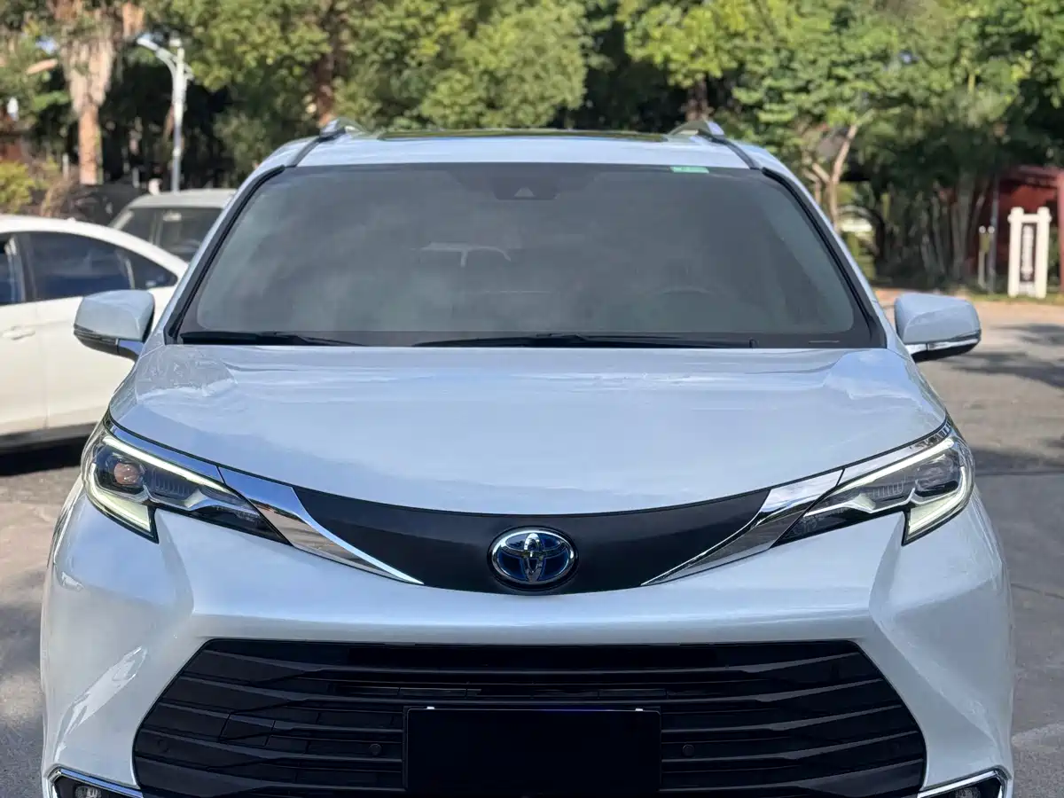 Toyota Sienna 2023 2.5L Hybrid Comfort Edition фото 2