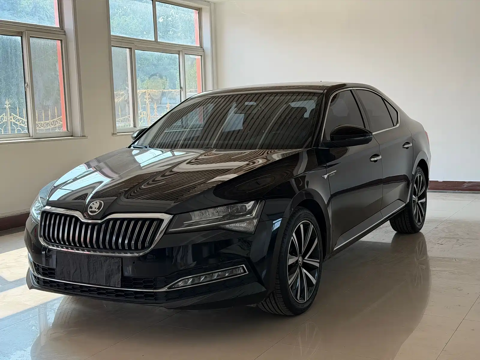 Photo 2 - Škoda Superb