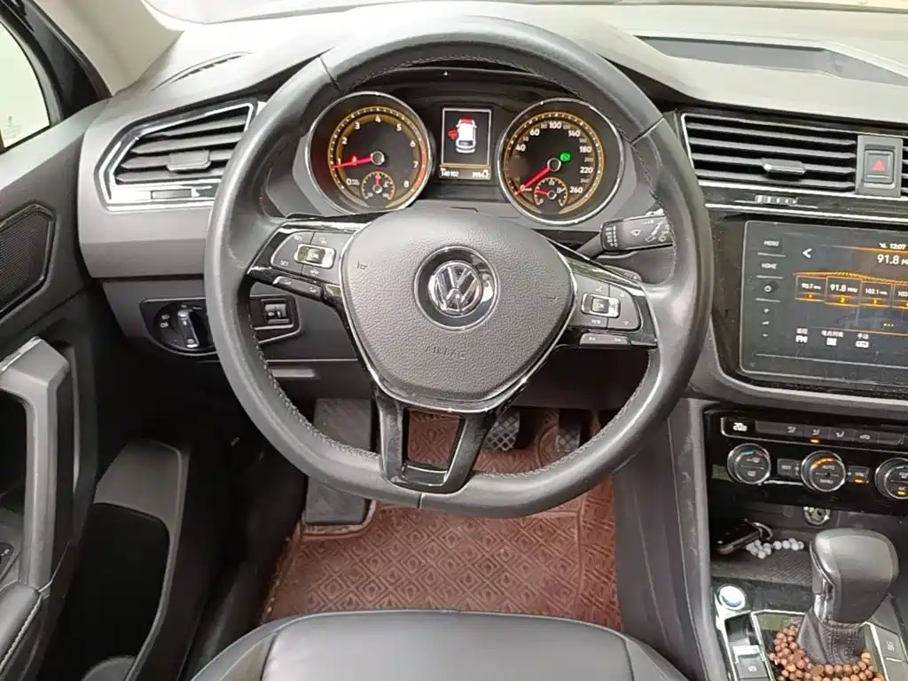 Photo 7 - Volkswagen Tiguan L