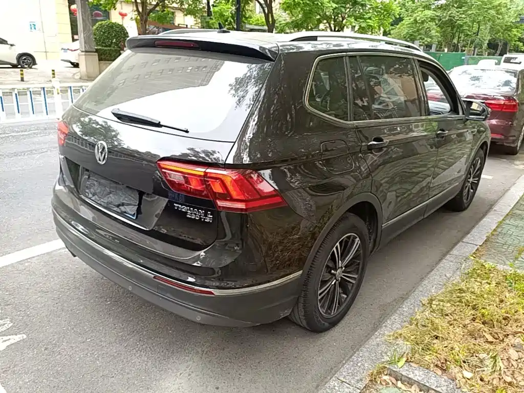 Photo 5 - Volkswagen Tiguan L