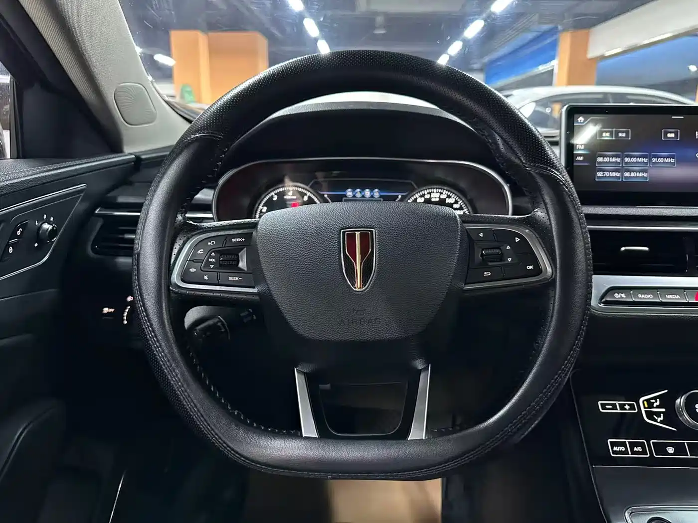 Фото 10 - Hongqi H5
