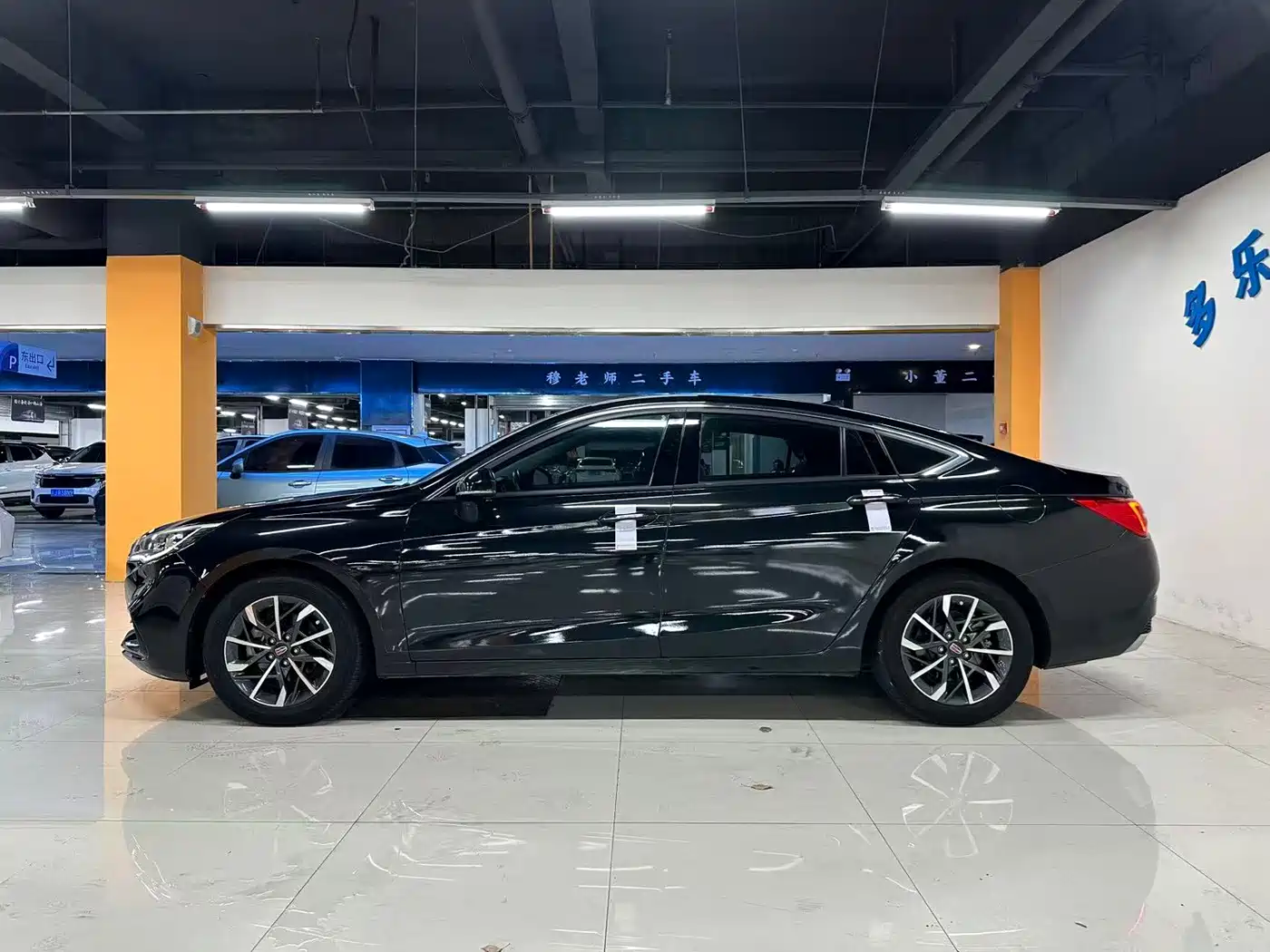 Фото 9 - Hongqi H5