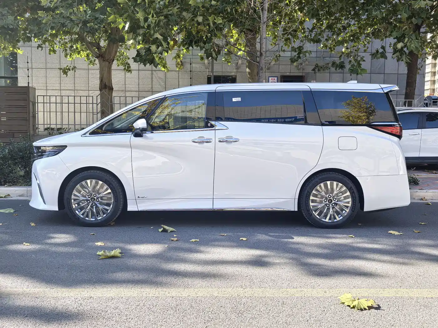 Toyota Alphard 2025 Hybrid 2.5L Ultimate Gold Edition фото 3