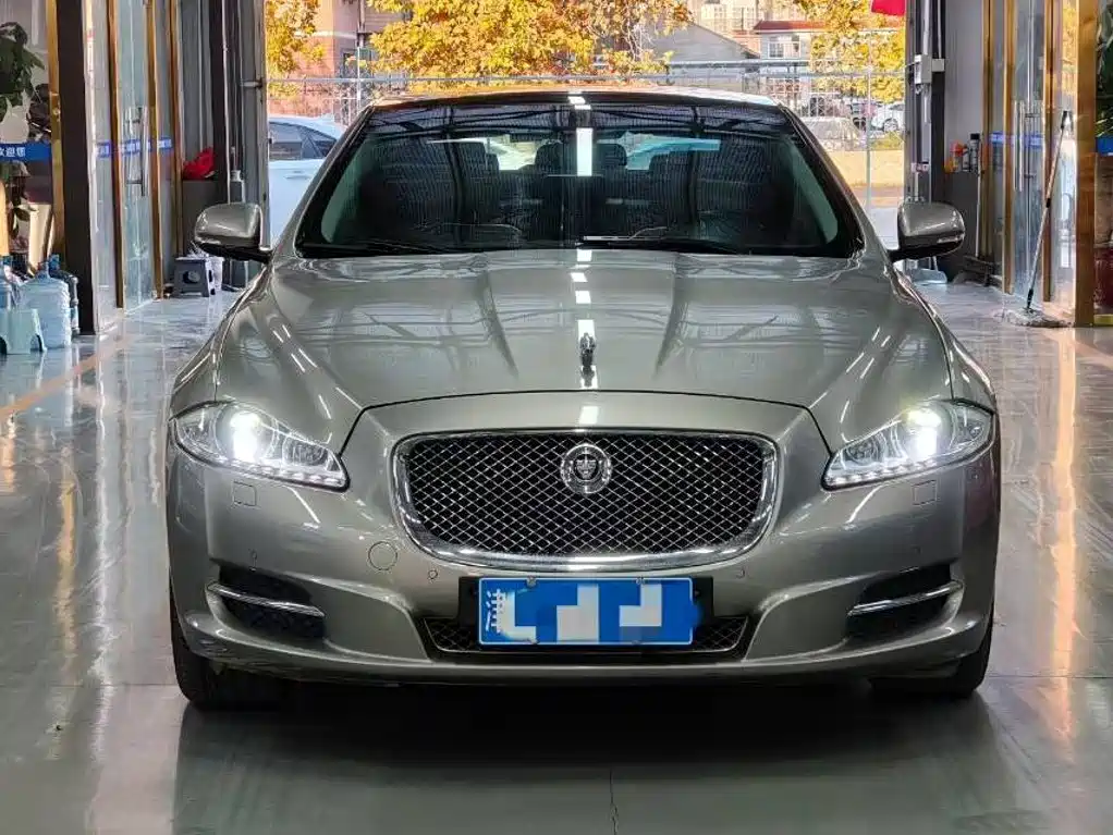 Photo 2 - Jaguar XJ