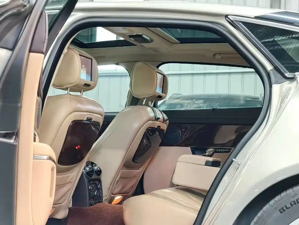 Photo 9 - Jaguar XJ