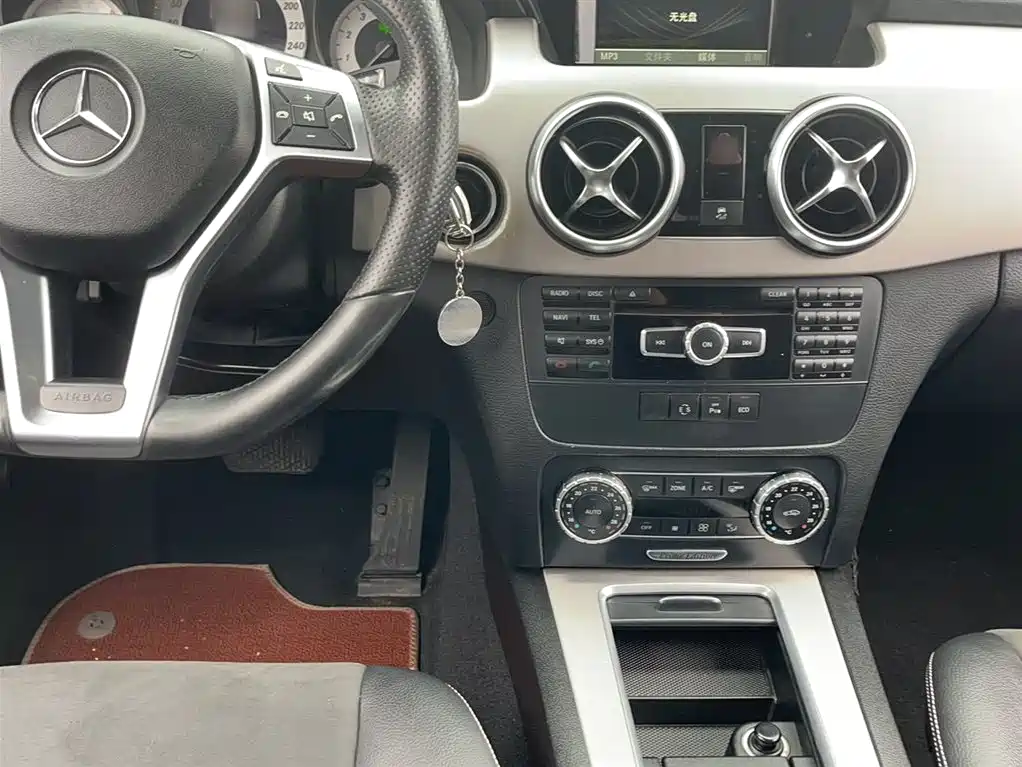 Mercedes-Benz GLK-Class 2015 GLK 260 4MATIC Dynamic Ultimate Edition фото 18