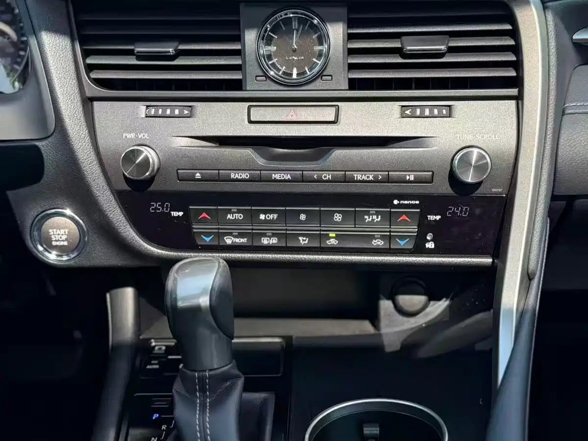 Photo 10 - Lexus RX