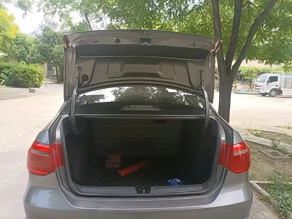 Volkswagen Jetta 2013 1.6L Manual Comfort фото 19