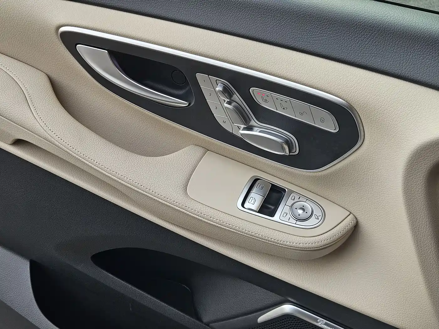 Mercedes-Benz V-Class 2024 V 300 L Long Wheelbase Luxury Edition фото 18