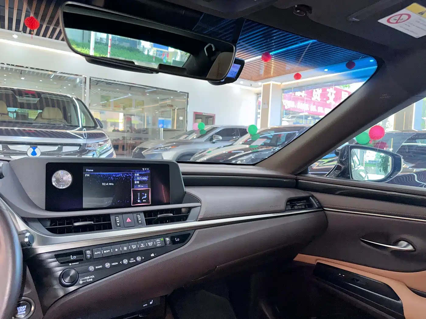 Фото 9 - Lexus ES