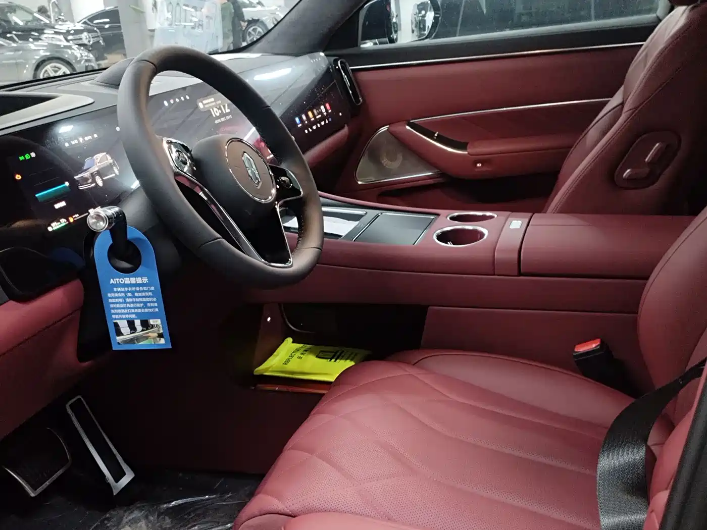 AITO Wenjie AITO M8 2025 Model Extended Range Max+ Edition 53.4kWh 6-Seater фото 4