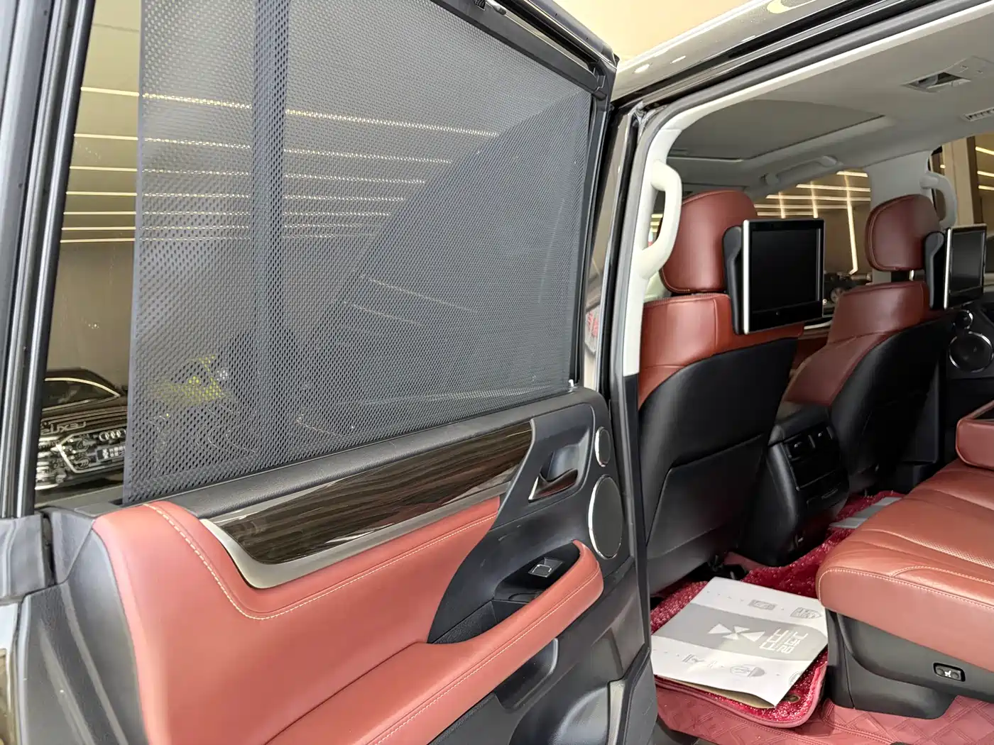 Фото 23 - Lexus LX