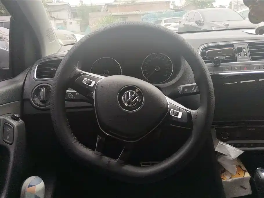 Volkswagen Polo 2016 1.6L Cross Polo Automatic фото 15