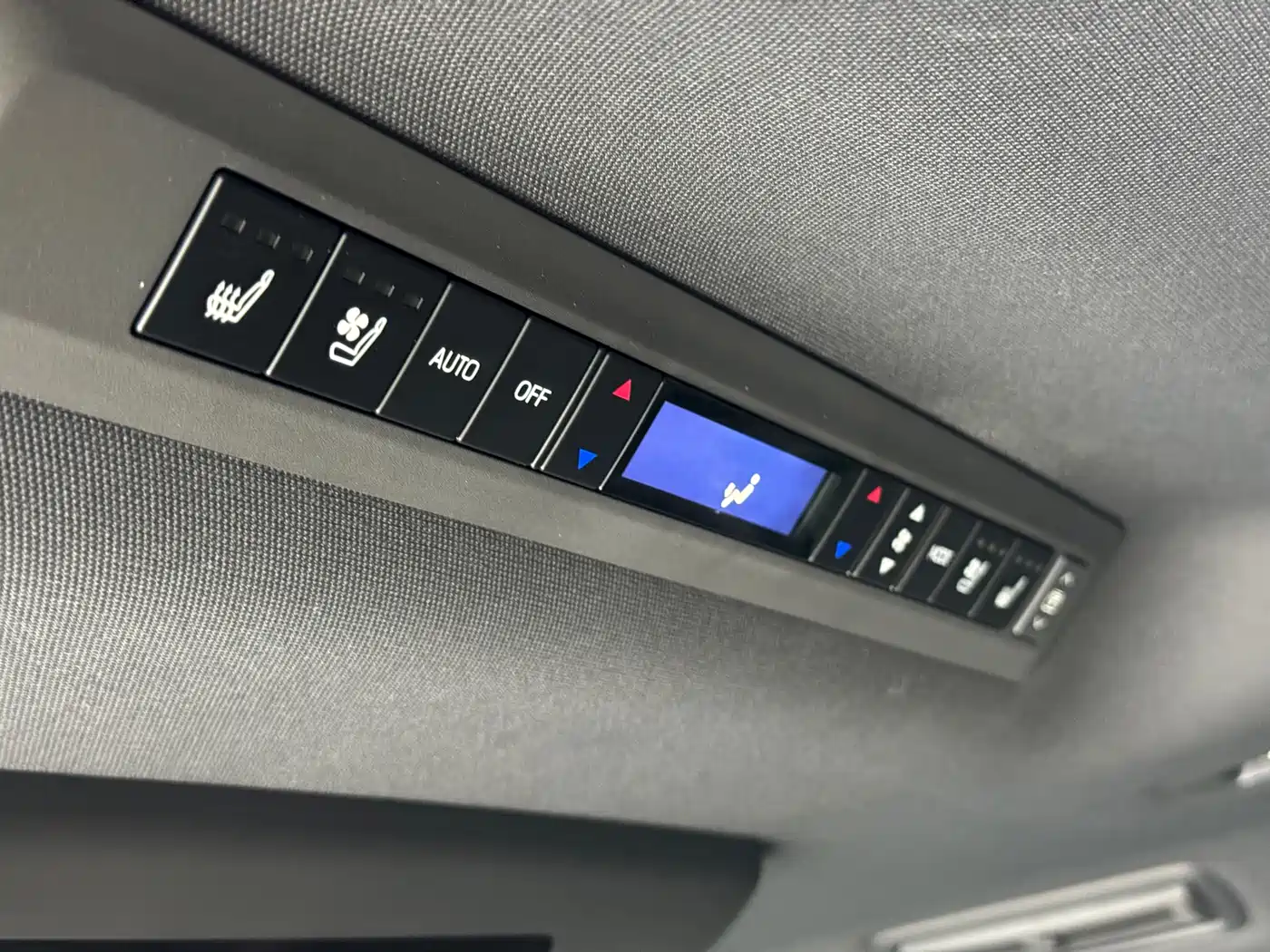 Toyota Sienna 2023 2.5L Hybrid Platinum Edition фото 8