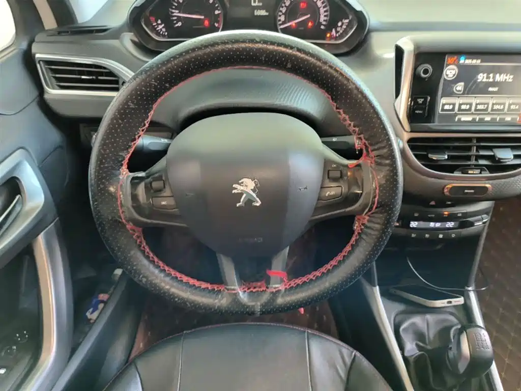 Peugeot 2008 2014 1.6L Manual Fashion Edition фото 17