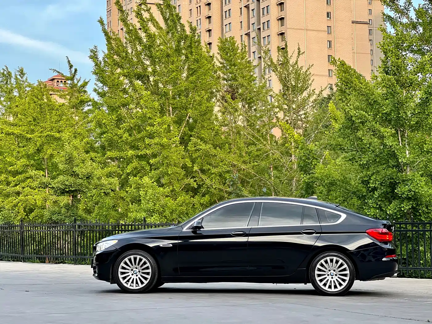 BMW 5 Series GT 2014 535i Leading фото 6