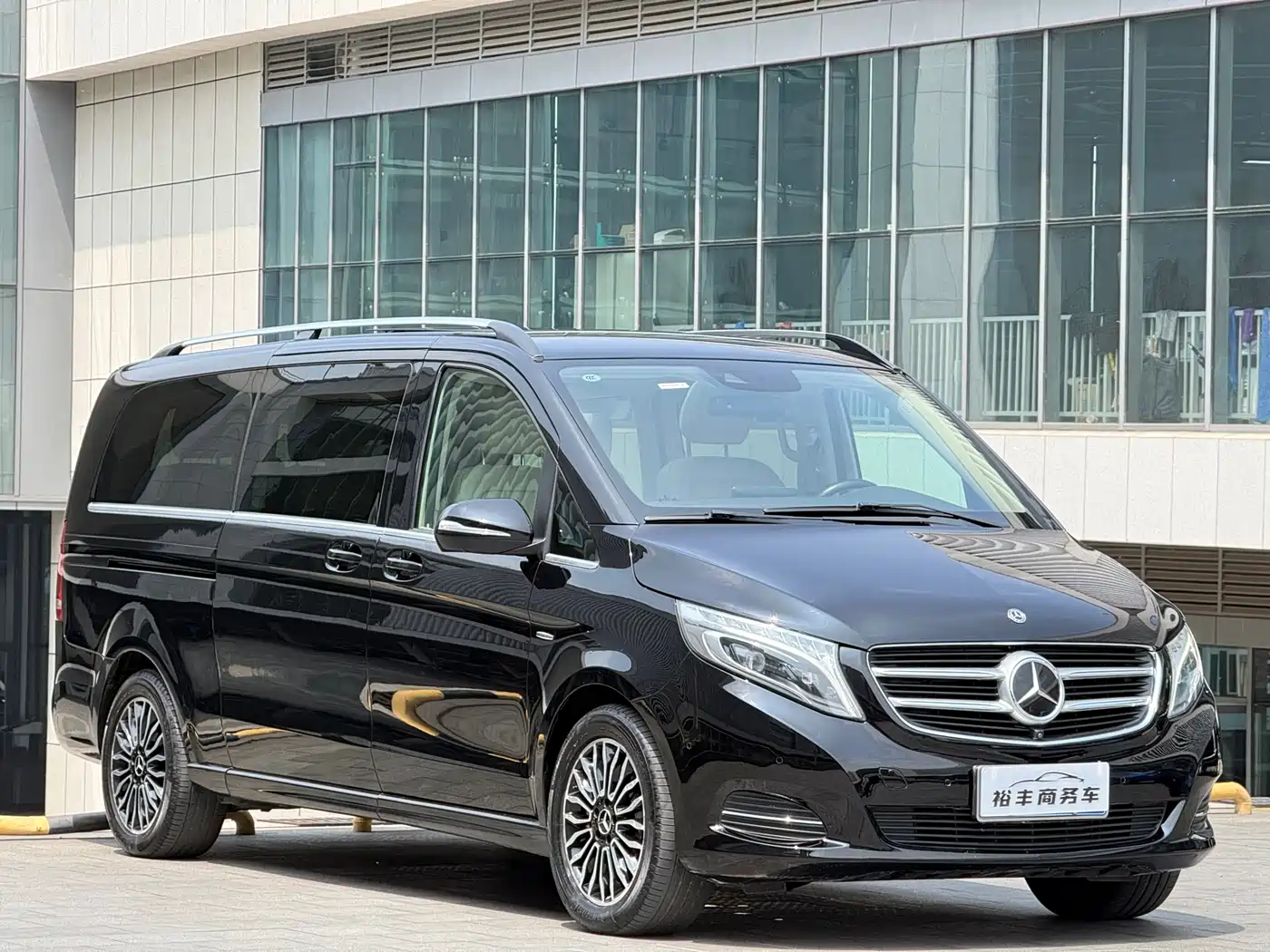 Mercedes-Benz V-Class 2017 Model V 260 L Premium Extended Edition фото 3